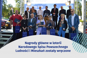 Grupa uśmiechniętych osób, laureatów loterii spisowej, napis "nagrody główne w loterii nsp zostały wręczone"