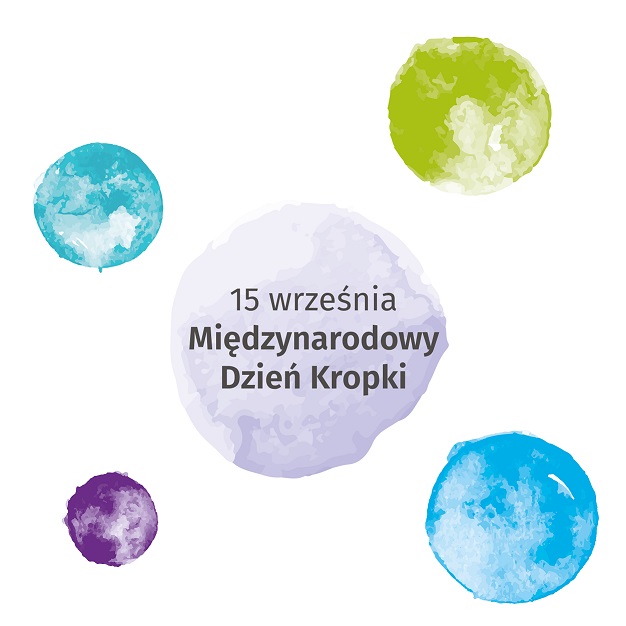 Pięć kolorowych kropek na planie nieregularnego czworoboku – cztery na rogach, jedna na środku. Na środkowej, największej, napis – „15 września Międzynarodowy Dzień Kropki”